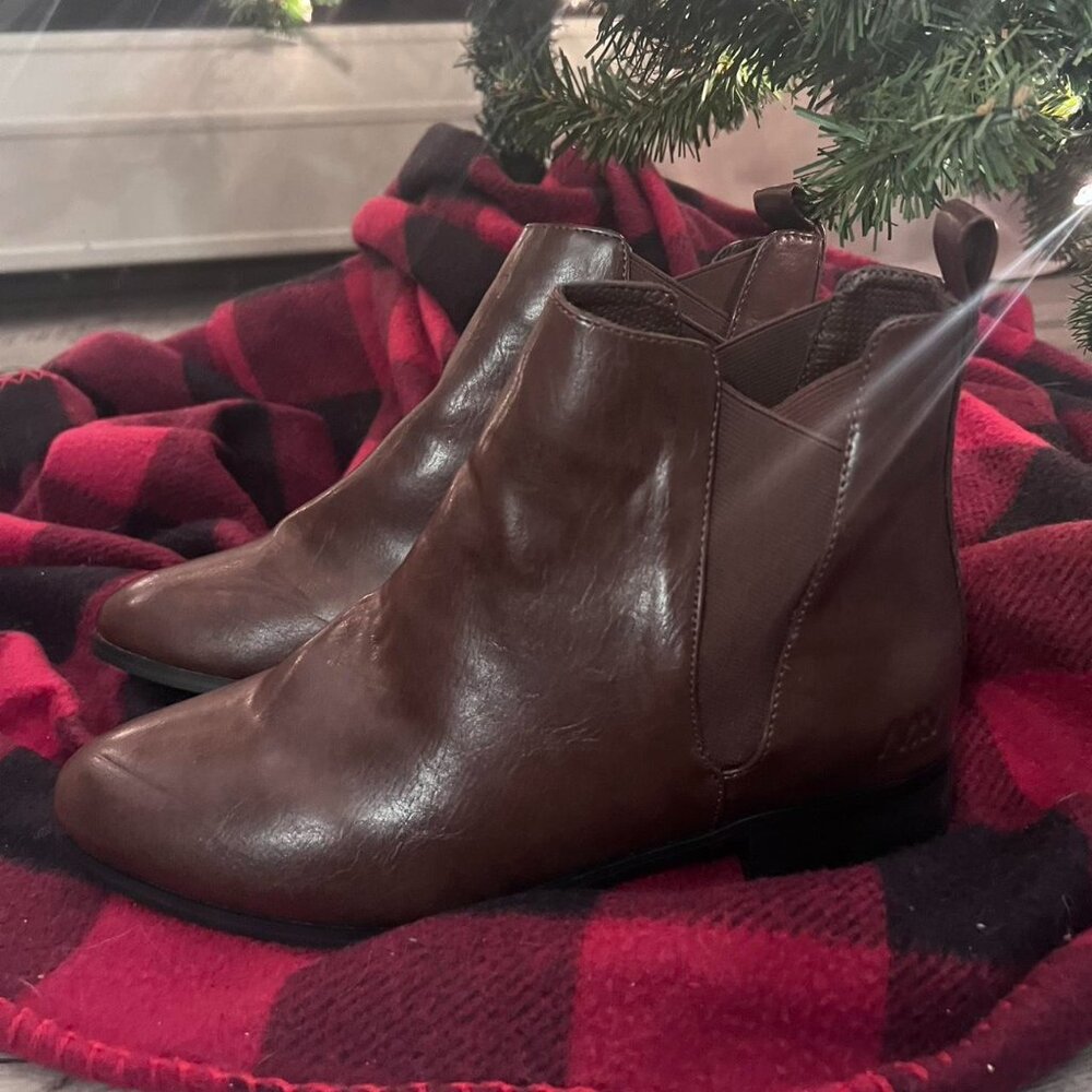 Matt & Nat Joliette Women's Size 9 Brown Vegan Flat Chelsea Ankle Boots